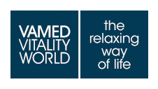 Auf blauem Hintergrund steht in weißer Schrift "Vamed Vitality World - the relaxing way of life".