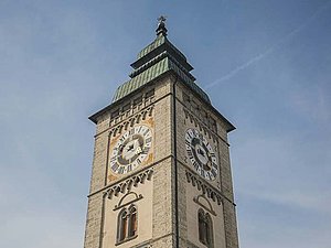 Stadtturm Enns: Gemauerter Glockenturm mit Kupferdach und großem Uhrenblatt an jeder Seite und Doppeladler. 