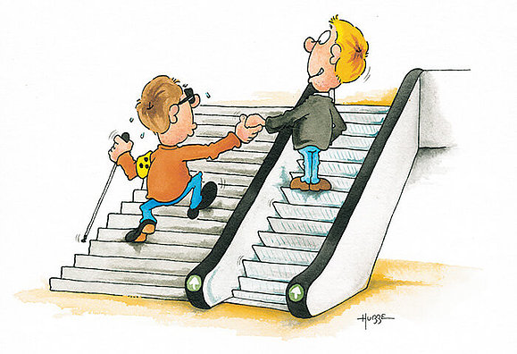 Mann mit Weißem Stock, Armbinde und Sonnenbrille steigt stufen hinauf. Ein sehender mann hält seine Hand um ihm zu helfen, steht selbst aber auf einer Rolltreppe, die parallel verläuft. 