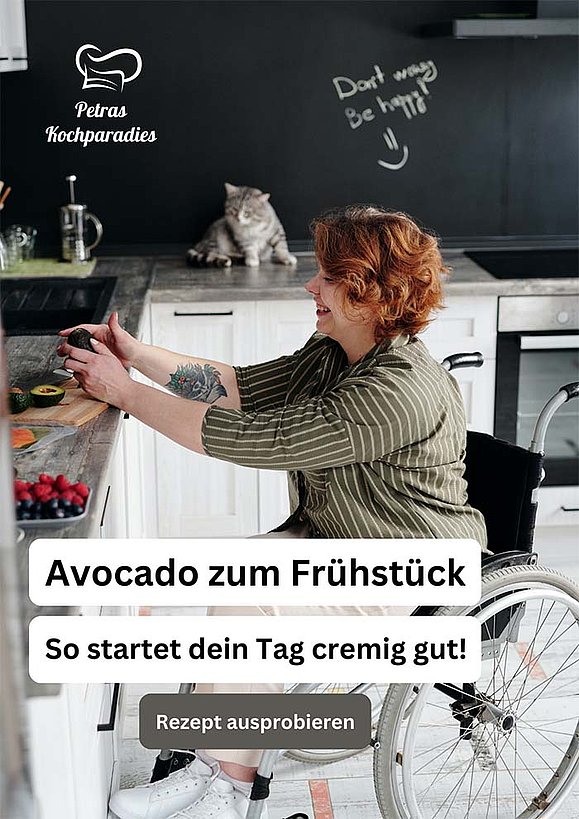 Eine junge Frau sitzt in der Küche und hält eine Avocado. Es ist folgender Text am Bild erkennbar: „Avocado zum Frühstück: So startet dein Tag cremig gut! Rezept ausprobieren!“. Links oben ist das Logo von „Petras Kochparadies“ zu sehen.