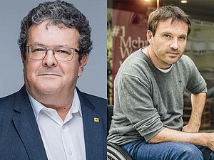 Zwei Portraits nebeneinander. Zwei Männer, die in die Kamera lächeln. Jener links hat kurze, dunkle Locken, trägt eine Brille und weißes Hemd mit dunkelblauem Sakko. Jener rechts hat kurze braune Haare, trägt einen grauen Pullover und Jeans und verwendet einen Rollstuhl. 