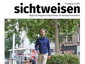 Cover der vierten sichtweisen Ausgabe 2024. Mann geht mit einem Langstock auf einem Leitstreifen über einen großen Platz.