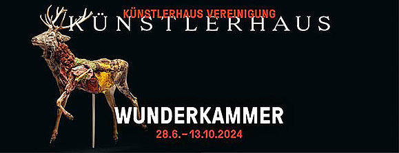 Plakat mit Skulptur eines Hirsches auf schwarzem Grund, bei der die Inneren Organe bunt und mit verschiedenen Naturmaterialien dargestellt sind. Text: "Künstlerhaus Vereinigung, Wunderkammer, 28.6. bis 13.10.2024